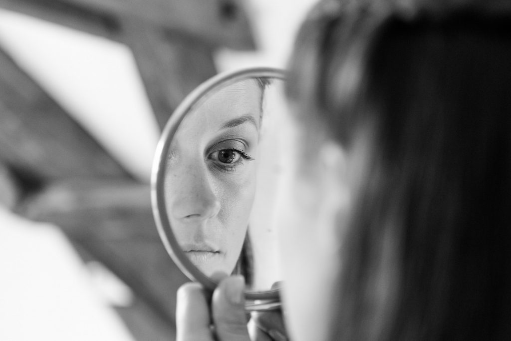 Foto van visagie op trouwdag, genomen door bruidsfotografe FloorFoto