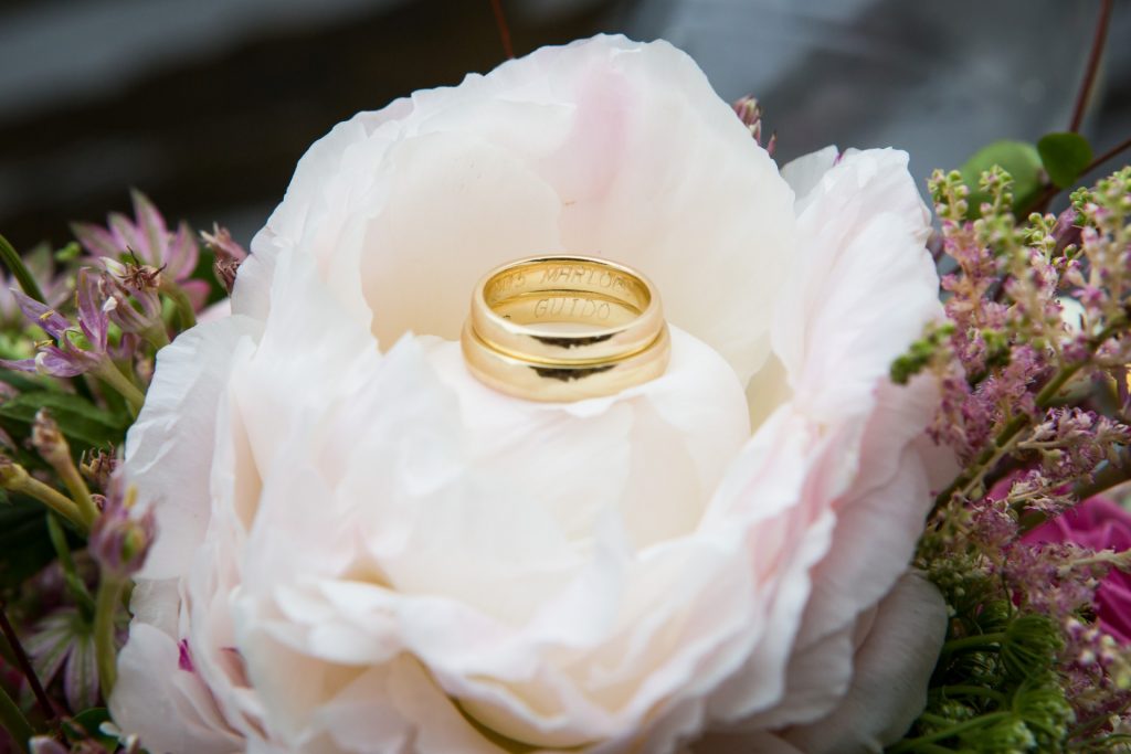 Foto van trouwring, genomen op trouwdag door bruidsfotografe FloorFoto