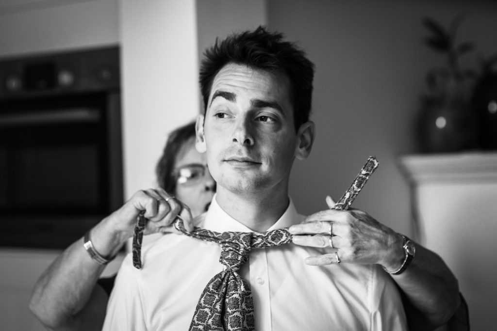 Bruidegom op trouwdag, vastgelegd door trouwfotografe FloorFoto