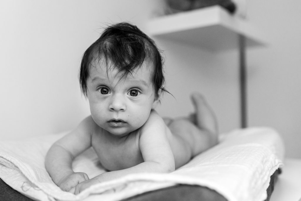 baby op commode tijdens baby fotoshoot