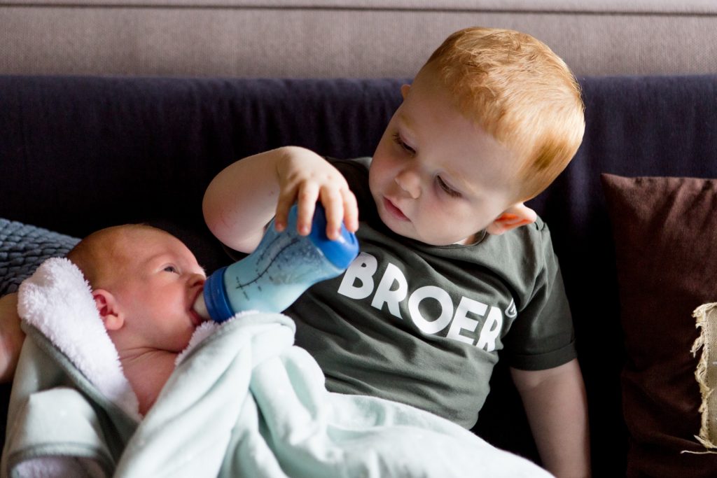 Broer en zus tijdens baby fotoshoot