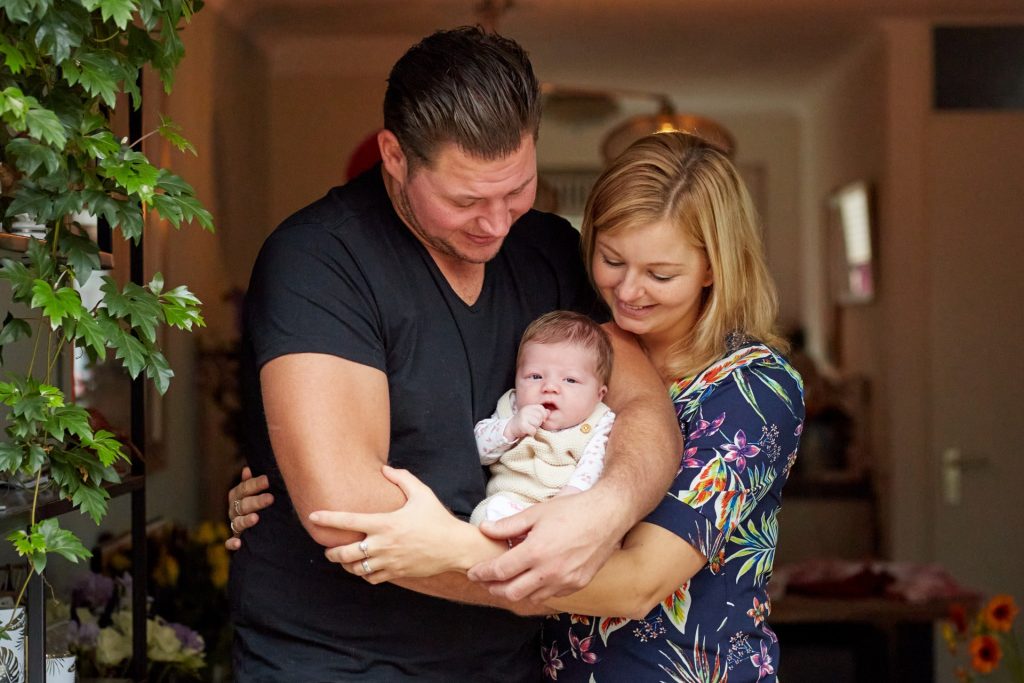 Gezin tijdens baby fotoshoot